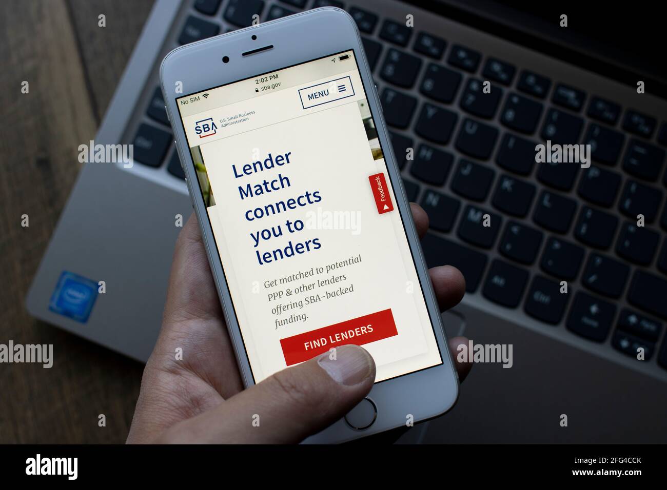 Ein Mann versucht am Mittwoch, den 21. April 2021, auf seinem Handy einen Kreditgeber für PPP-Darlehen von der Website der US Small Business Administration (SBA) zu finden. Stockfoto