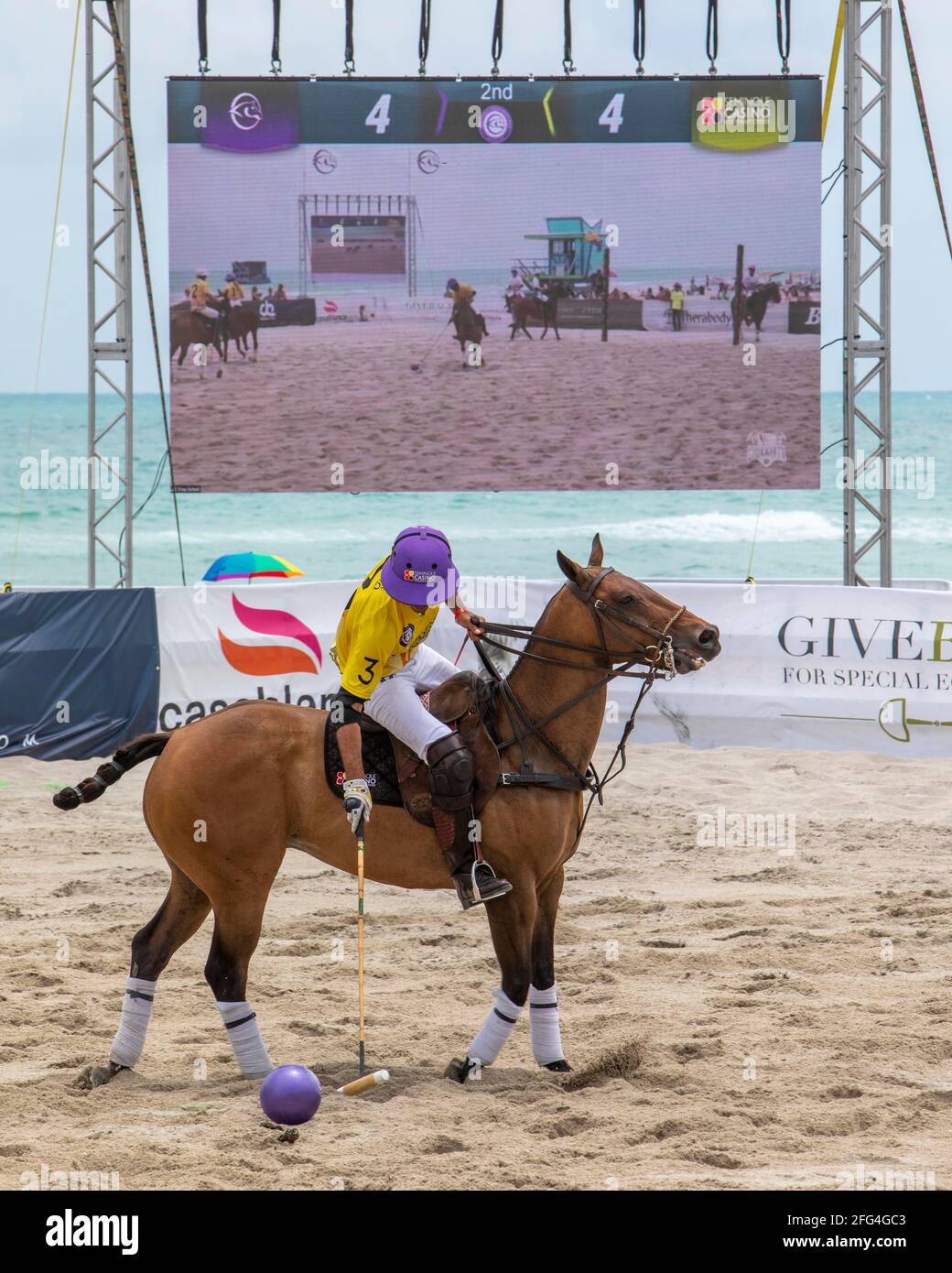 Polo-Spieler spielen am 24. April 2021 beim World Polo League Beach Polo in Miami Beach, FL Stockfoto