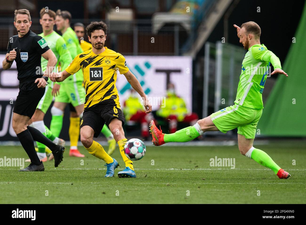 Wolfsburg, Deutschland. April 2021. Thomas Delaney (2. R) aus Dortmund spielt mit Maximilian Arnold (1. R) aus Wolfsburg während eines Bundesliga-Spiels zwischen dem VfL Wolfsburg und Borussia Dortmund am 24. April 2021 in Wolfsburg. Quelle: Joachim Bywaletz/Xinhua/Alamy Live News Stockfoto