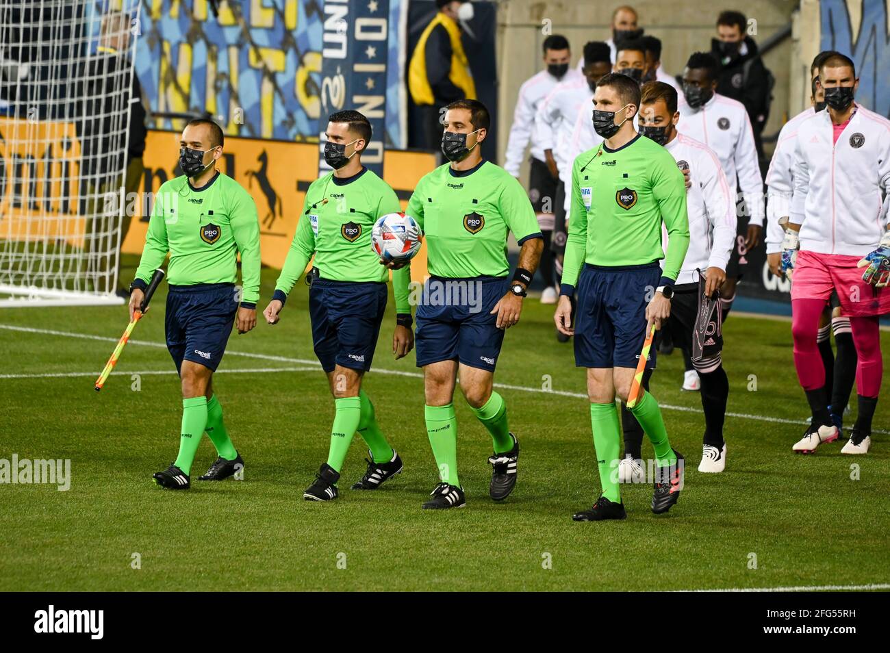 Chester, Pennsylvania, USA. April 2021. 24. April 2021, Chester PA- MLS-2021 Schiedsrichter führt die Teams auf den Platz beim Philadelphia Union Home Opening im Subaru Park in Chester PA Quelle: Ricky Fitchett/ZUMA Wire/Alamy Live News Stockfoto