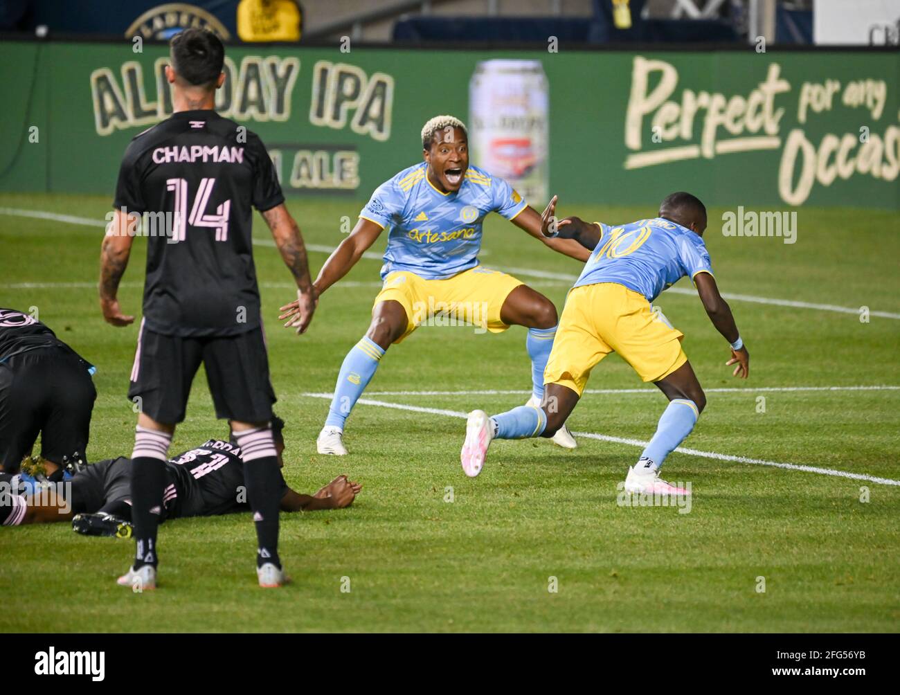 Chester, Pennsylvania, USA. April 2021. 24. April 2021, Chester PA- MLS-2021 SERGIO SANTOS (17), Spieler der Philadelphia Union, feiert ein Tor, das von JAMIRO MONTEIRO (10) während des Eröffnens der Philadelphia Union im Subaru Park in Chester PA erzielt wurde.Quelle: Ricky Fitchett/ZUMA Wire/Alamy Live News Stockfoto