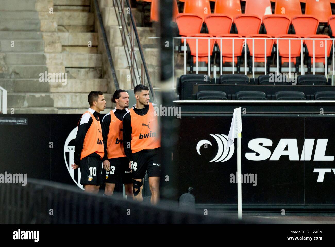 Valencia, Spanien. April 2021. Cristiano Piccini, David Remeseiro Salgueiro (Jason) und Christian Gabriel Oliva von Valencia CF sind während des spanischen Fußballspiels La Liga zwischen Valencia und Deportivo Alaves im Mestalla-Stadion zu sehen.(Endstand; Valencia CF 1:1 Deportivo Alaves) (Foto: Xisco Navarro/SOPA Images/Sipa USA) Quelle: SIPA USA/Alamy Live News Stockfoto