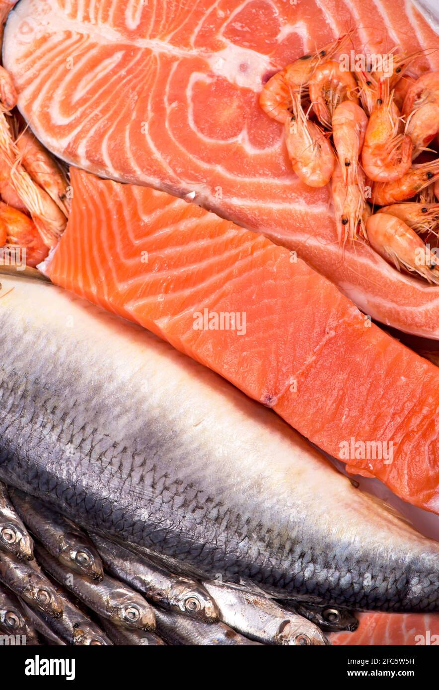 Zusammensetzung besteht aus gehackten Stücken von frischem Fisch und Garnelen Stockfoto