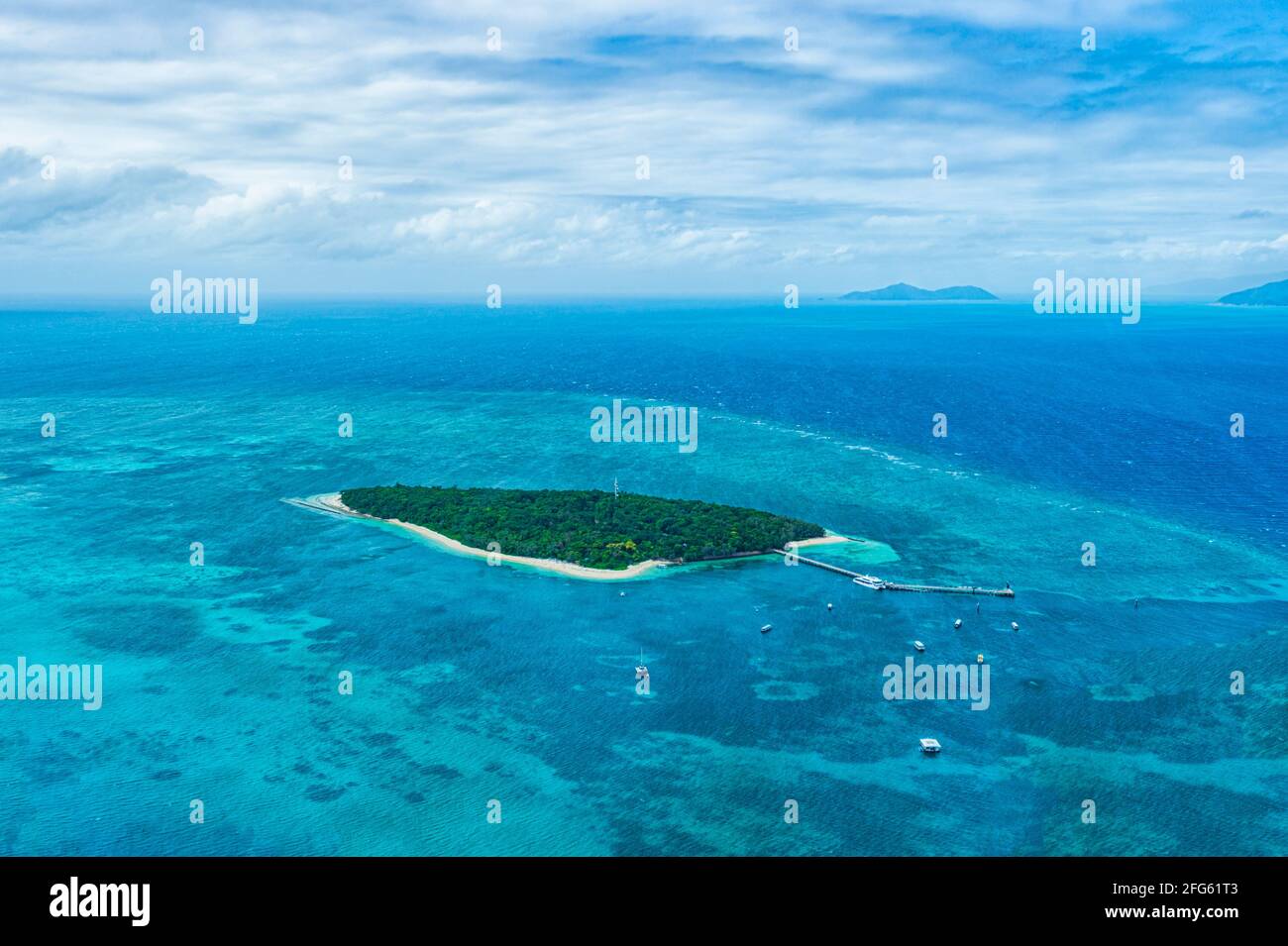 Blick aus der Vogelperspektive auf Green Island von einem Hubschrauberrundflug über das Great Barrier Reef, Cairns, Far North Queensland, FNQ, QLD, Australien Stockfoto