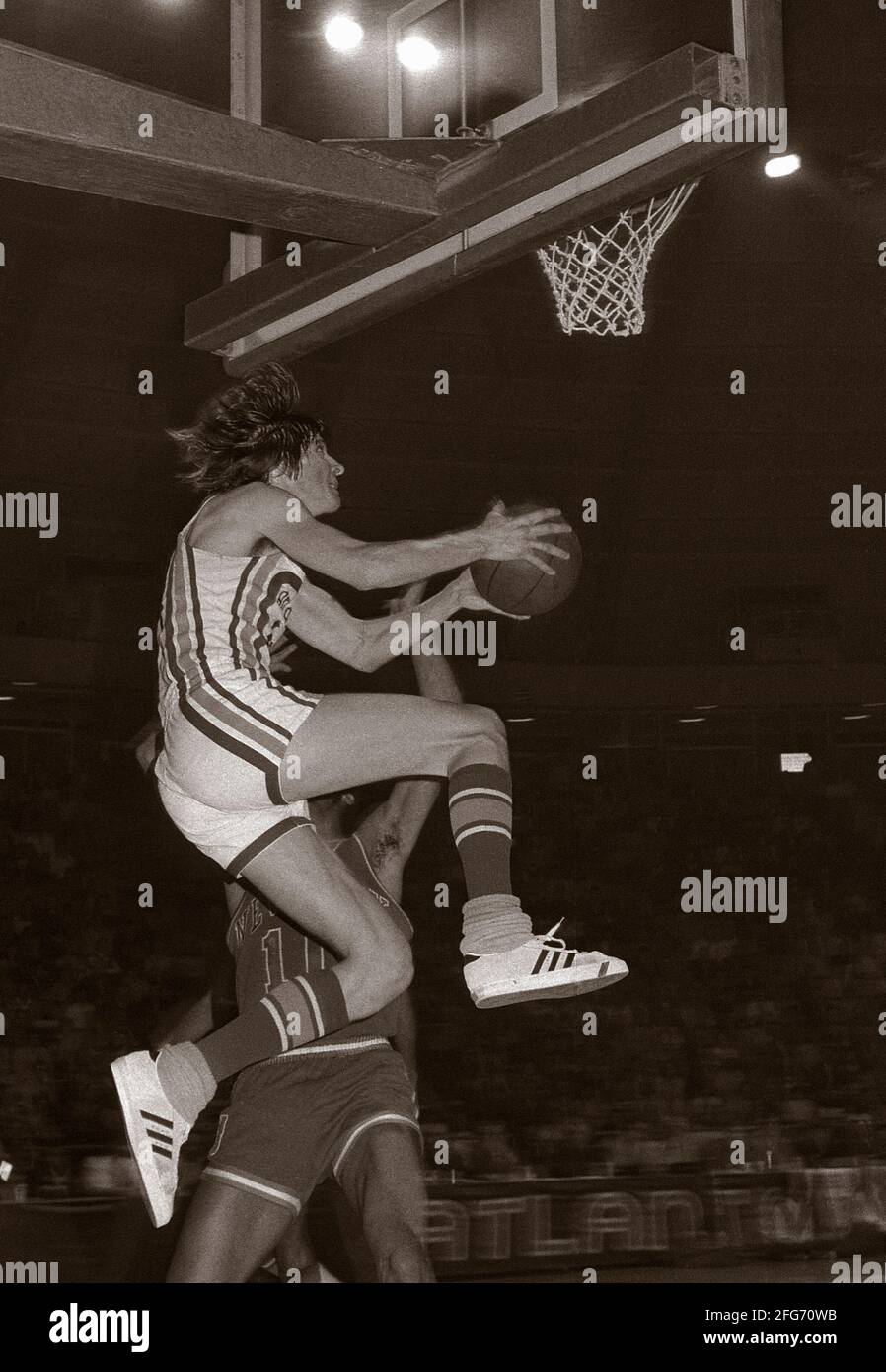 Peter Press 'Pistol Pete' Maravich (22. Juni 1947 ñ 5. Januar 1988) war ein amerikanischer Profi-Basketballspieler serbischer Abstammung. Er wurde in Aliquippa, Pennsylvania, einem Teil der Metropolregion Pittsburgh, geboren und wuchs in den Carolinas auf.[2] Maravich spielte an der Louisiana State University (LSU) eine Rolle und spielte für drei NBA-Teams, bis er 1980 durch Verletzungen in den Ruhestand ging. Er ist mit 3,667 Punkten und durchschnittlich 44.2 Punkten pro Spiel immer noch der führende Torschütze der NCAA Division I. Alle seine Errungenschaften wurden erreicht, bevor die drei-Punkte-Linie und die Schussuhr erreicht wurden Stockfoto