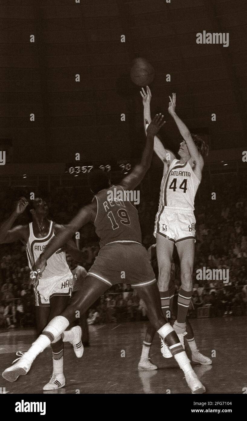 Peter Press 'Pistol Pete' Maravich (22. Juni 1947 ñ 5. Januar 1988) war ein amerikanischer Profi-Basketballspieler serbischer Abstammung. Er wurde in Aliquippa, Pennsylvania, einem Teil der Metropolregion Pittsburgh, geboren und wuchs in den Carolinas auf.[2] Maravich spielte an der Louisiana State University (LSU) eine Rolle und spielte für drei NBA-Teams, bis er 1980 durch Verletzungen in den Ruhestand ging. Er ist mit 3,667 Punkten und durchschnittlich 44.2 Punkten pro Spiel immer noch der führende Torschütze der NCAA Division I. Alle seine Errungenschaften wurden erreicht, bevor die drei-Punkte-Linie und die Schussuhr erreicht wurden Stockfoto