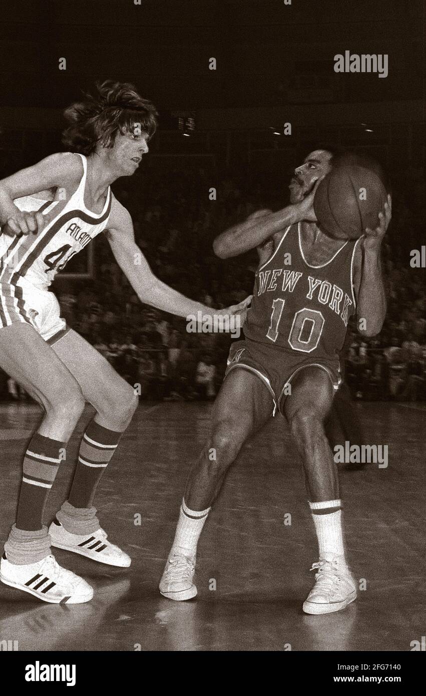 Peter Press 'Pistol Pete' Maravich (22. Juni 1947 ñ 5. Januar 1988) war ein amerikanischer Profi-Basketballspieler serbischer Abstammung. Er wurde in Aliquippa, Pennsylvania, einem Teil der Metropolregion Pittsburgh, geboren und wuchs in den Carolinas auf.[2] Maravich spielte an der Louisiana State University (LSU) eine Rolle und spielte für drei NBA-Teams, bis er 1980 durch Verletzungen in den Ruhestand ging. Er ist mit 3,667 Punkten und durchschnittlich 44.2 Punkten pro Spiel immer noch der führende Torschütze der NCAA Division I. Alle seine Errungenschaften wurden erreicht, bevor die drei-Punkte-Linie und die Schussuhr erreicht wurden Stockfoto