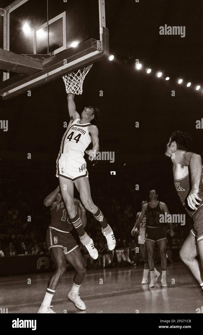 Peter Press 'Pistol Pete' Maravich (22. Juni 1947 ñ 5. Januar 1988) war ein amerikanischer Profi-Basketballspieler serbischer Abstammung. Er wurde in Aliquippa, Pennsylvania, einem Teil der Metropolregion Pittsburgh, geboren und wuchs in den Carolinas auf.[2] Maravich spielte an der Louisiana State University (LSU) eine Rolle und spielte für drei NBA-Teams, bis er 1980 durch Verletzungen in den Ruhestand ging. Er ist mit 3,667 Punkten und durchschnittlich 44.2 Punkten pro Spiel immer noch der führende Torschütze der NCAA Division I. Alle seine Errungenschaften wurden erreicht, bevor die drei-Punkte-Linie und die Schussuhr erreicht wurden Stockfoto