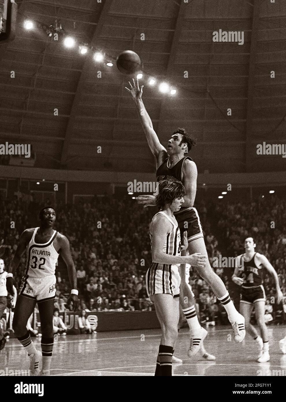 Peter Press 'Pistol Pete' Maravich (22. Juni 1947 ñ 5. Januar 1988) war ein amerikanischer Profi-Basketballspieler serbischer Abstammung. Er wurde in Aliquippa, Pennsylvania, einem Teil der Metropolregion Pittsburgh, geboren und wuchs in den Carolinas auf.[2] Maravich spielte an der Louisiana State University (LSU) eine Rolle und spielte für drei NBA-Teams, bis er 1980 durch Verletzungen in den Ruhestand ging. Er ist mit 3,667 Punkten und durchschnittlich 44.2 Punkten pro Spiel immer noch der führende Torschütze der NCAA Division I. Alle seine Errungenschaften wurden erreicht, bevor die drei-Punkte-Linie und die Schussuhr erreicht wurden Stockfoto