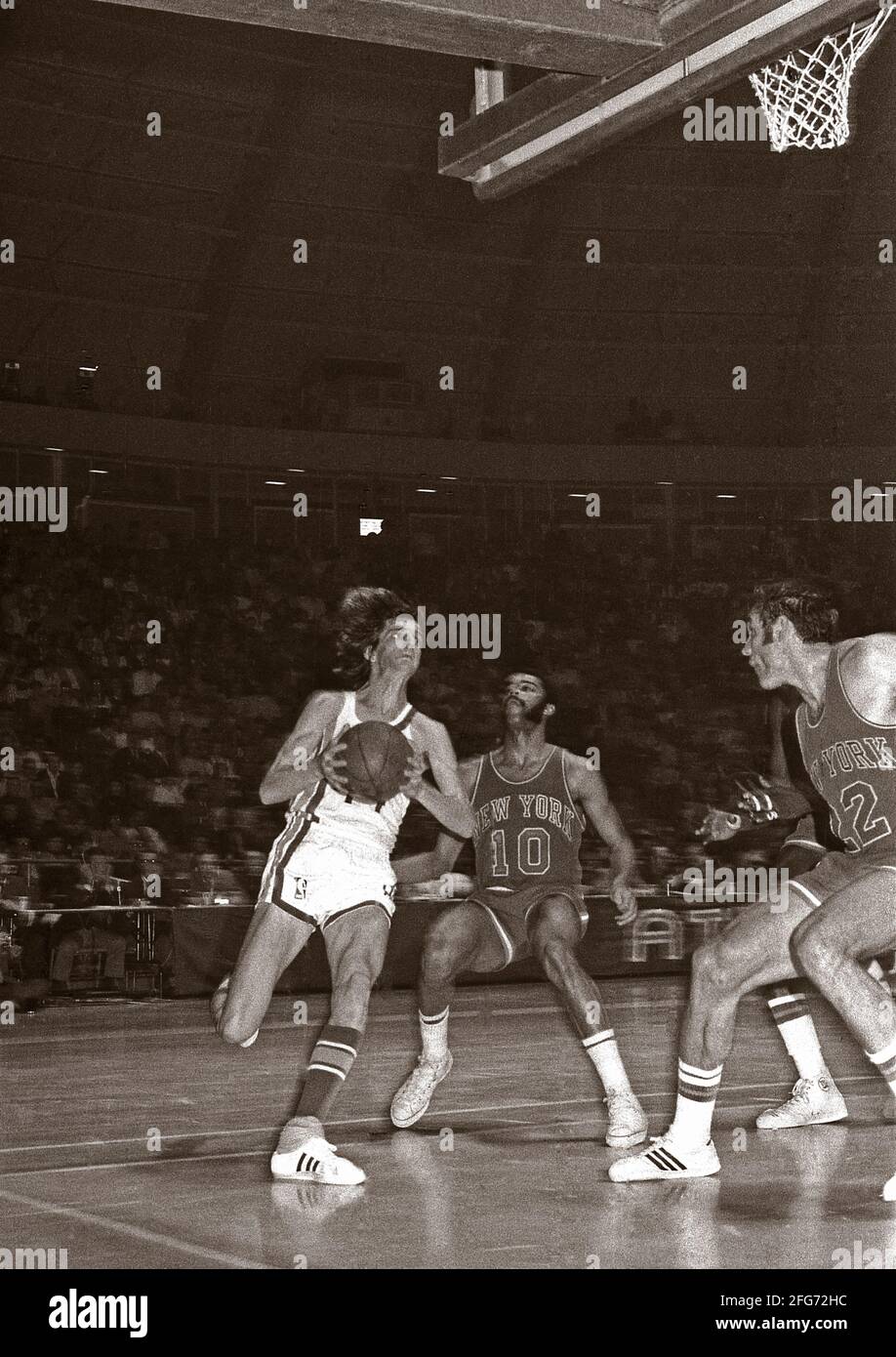 Peter Press 'Pistol Pete' Maravich (22. Juni 1947 ñ 5. Januar 1988) war ein amerikanischer Profi-Basketballspieler serbischer Abstammung. Er wurde in Aliquippa, Pennsylvania, einem Teil der Metropolregion Pittsburgh, geboren und wuchs in den Carolinas auf.[2] Maravich spielte an der Louisiana State University (LSU) eine Rolle und spielte für drei NBA-Teams, bis er 1980 durch Verletzungen in den Ruhestand ging. Er ist mit 3,667 Punkten und durchschnittlich 44.2 Punkten pro Spiel immer noch der führende Torschütze der NCAA Division I. Alle seine Errungenschaften wurden erreicht, bevor die drei-Punkte-Linie und die Schussuhr erreicht wurden Stockfoto