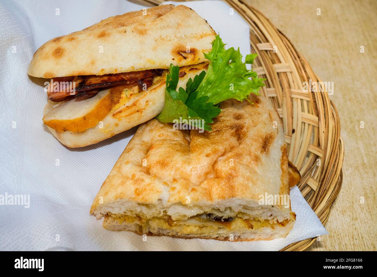 Warmes Sandwich mit Huhn, Speck und Käse Stockfoto