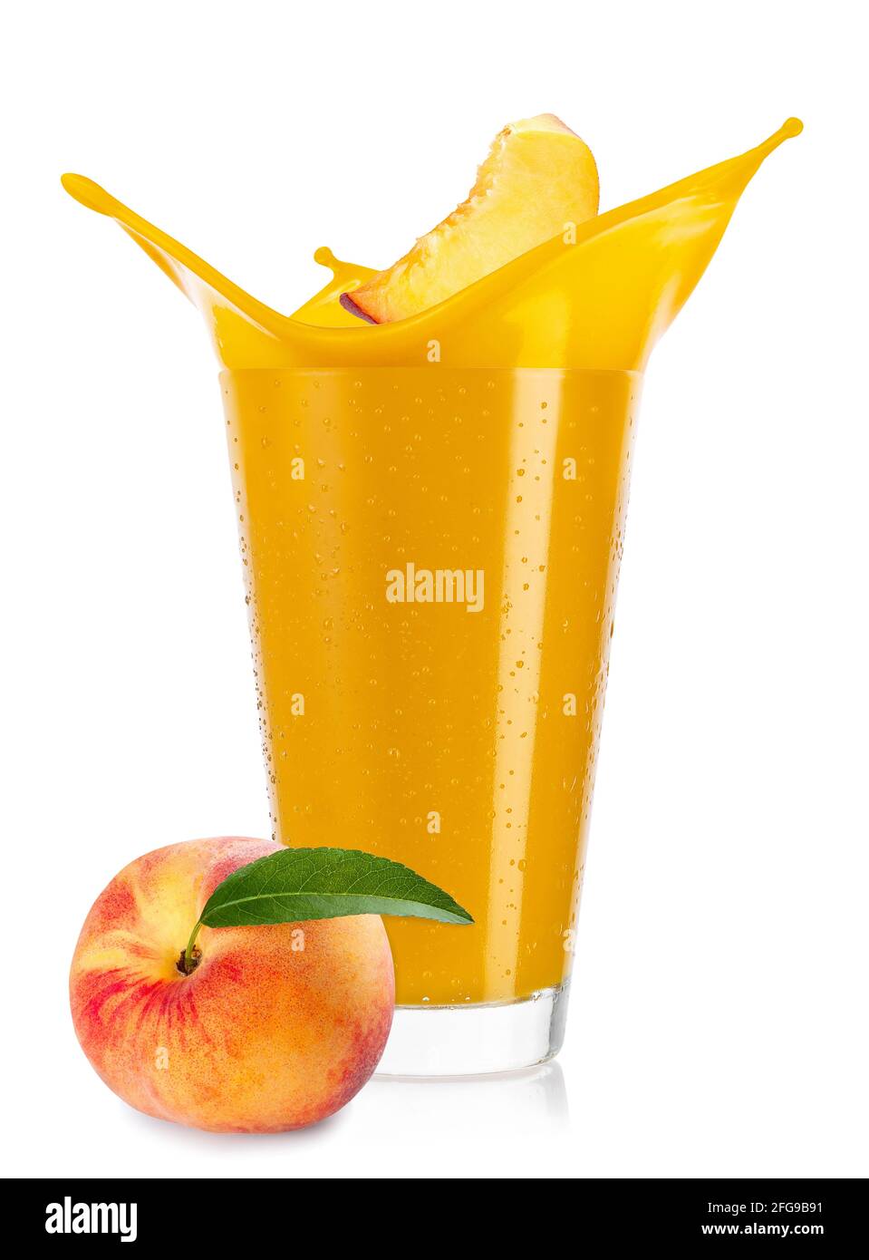 Ein Glas spritzendem Pfirsich-Smoothie auf Weiß isoliert Stockfoto