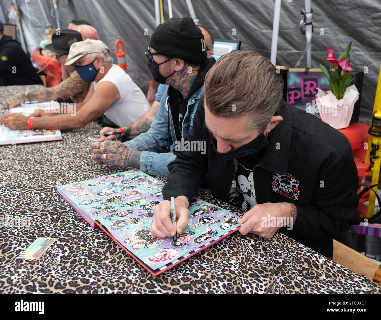 24. April 2021, Long Beach, Kalifornien, USA: JASON ADAMS bei der offiziellen Buchsignierung und Kunstausstellung „Punk Rock and Paintbrushes“ in Alex's Bar Patio in Long Beach, Kalifornien (Foto: © Charlie Steffens/ZUMA Wire) Stockfoto