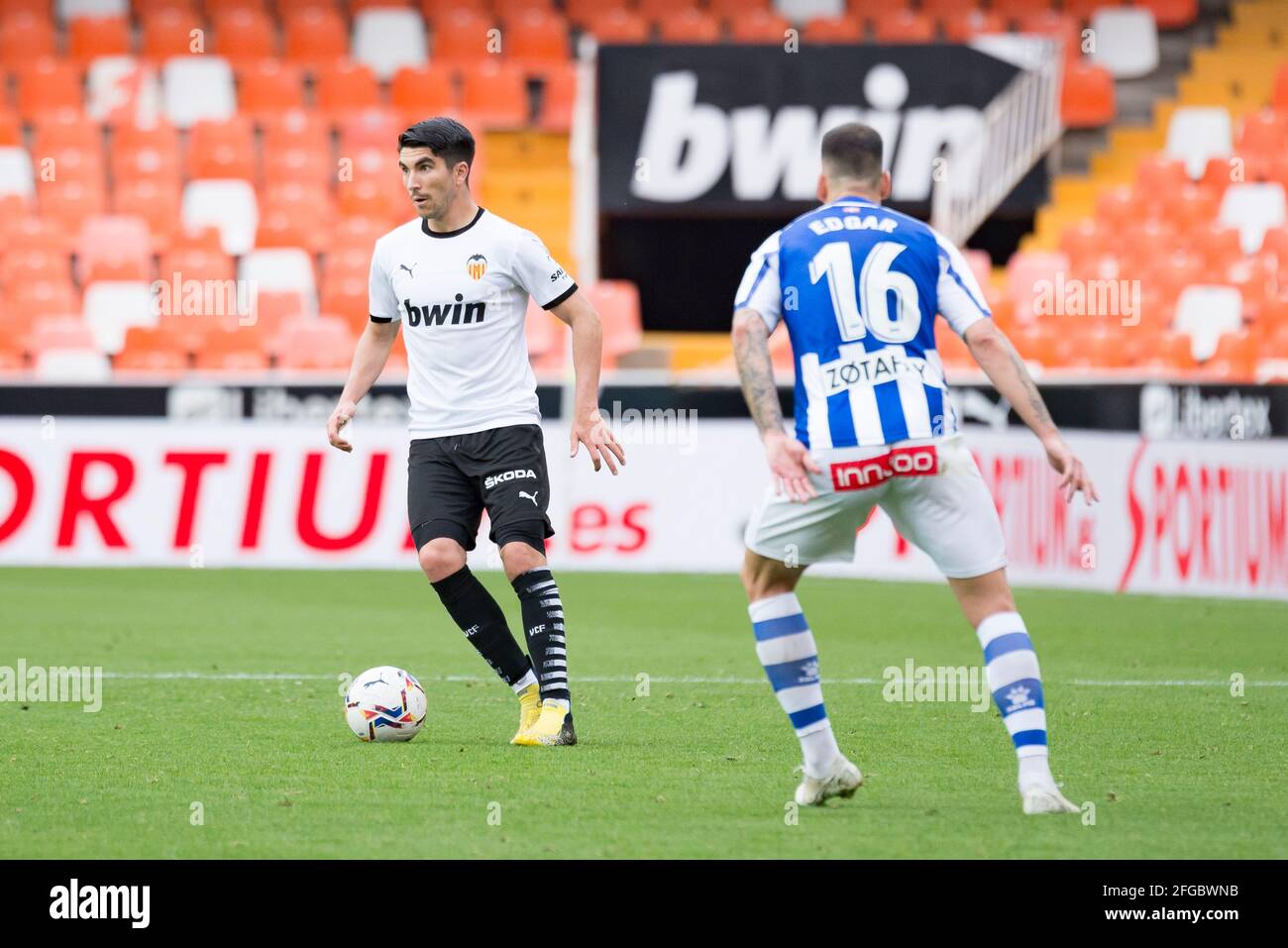 Valencia, Spanien. April 2021. Carlos Soler von Valencia CF und Edgar Antonio Mendez Ortega von Deportivo Alaves im Einsatz während des spanischen Fußballspiels La Liga zwischen Valencia und Deportivo Alaves im Mestalla-Stadion.(Endstand; Valencia CF 1:1 Deportivo Alaves) Credit: SOPA Images Limited/Alamy Live News Stockfoto