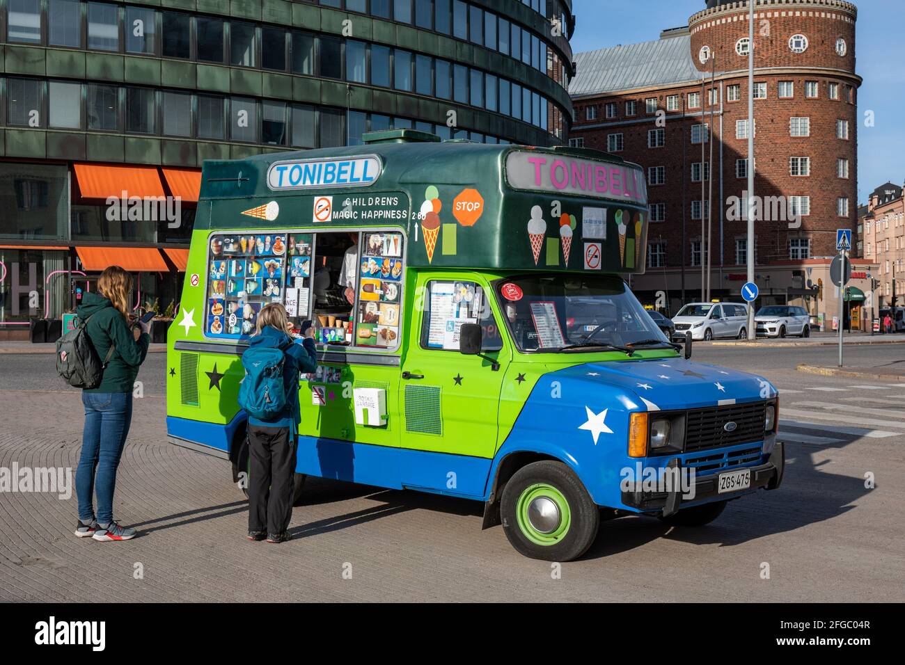 Im finnischen Hakaniemi-Viertel in Helsinki stehen Menschen vor einem Eiswagen oder Lastwagen in der Schlange Stockfoto