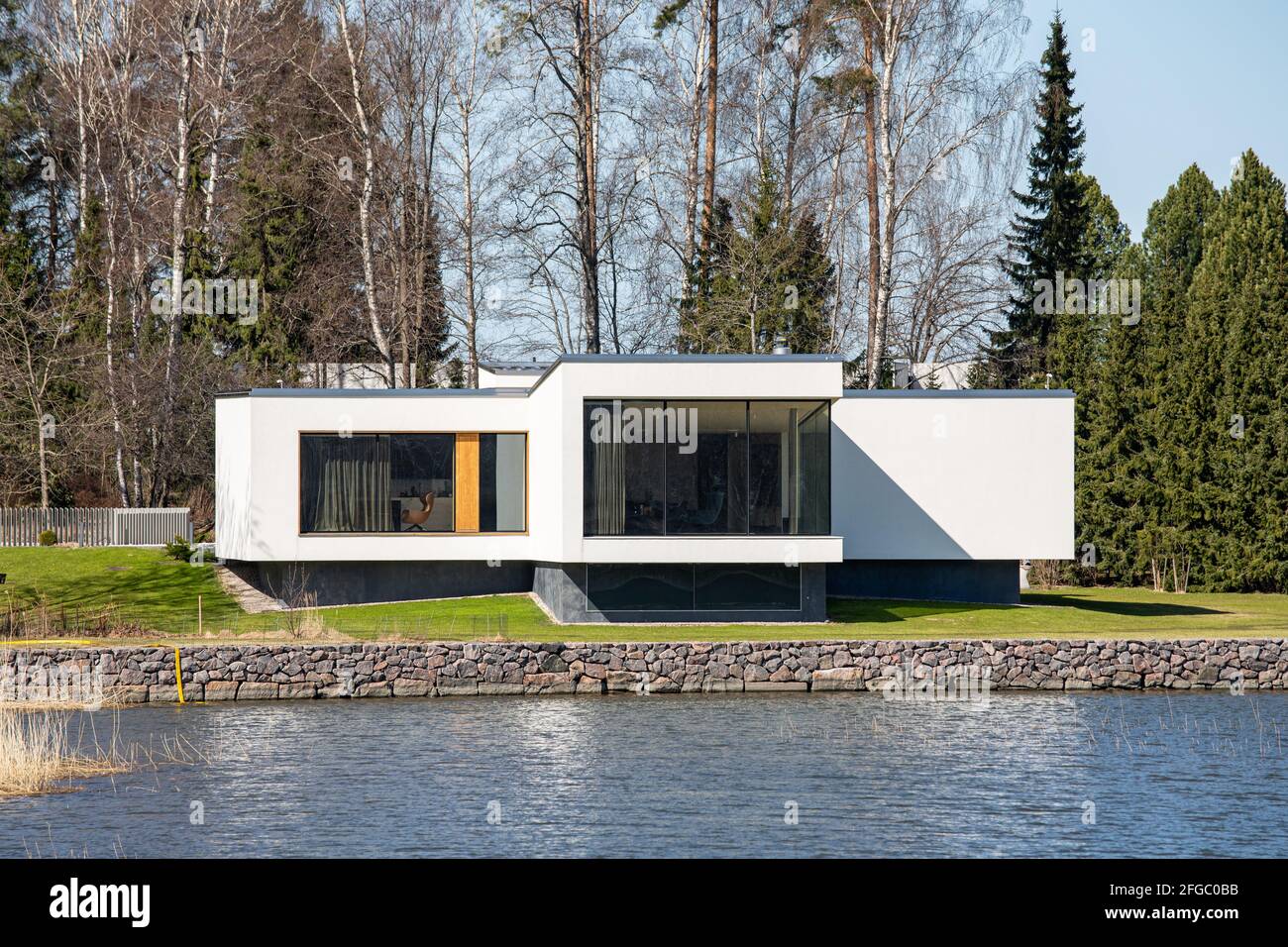 Modernes Gebäude oder Haus am Wasser im Kuusisaari-Viertel von Helsinki, Finnland Stockfoto