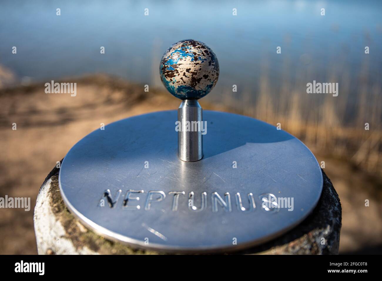 Miniatur-Neptun, Teil des Pajamäki Sonnensystem-Skalenmodells. Lehtisaari in Helsinki, Finnland. Stockfoto
