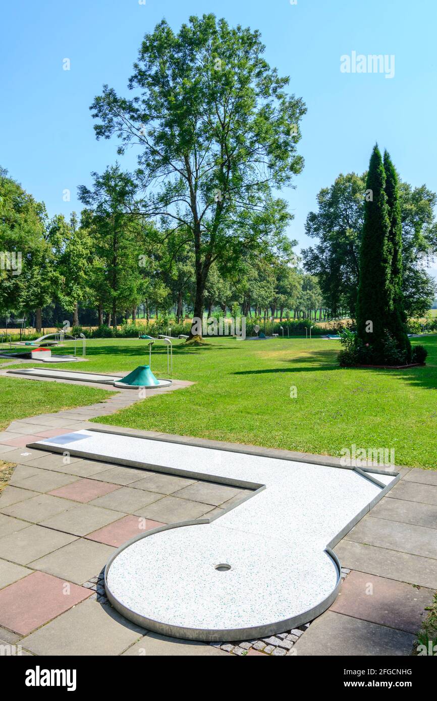 Minigolf spielen an sonnigen Tagen Stockfoto