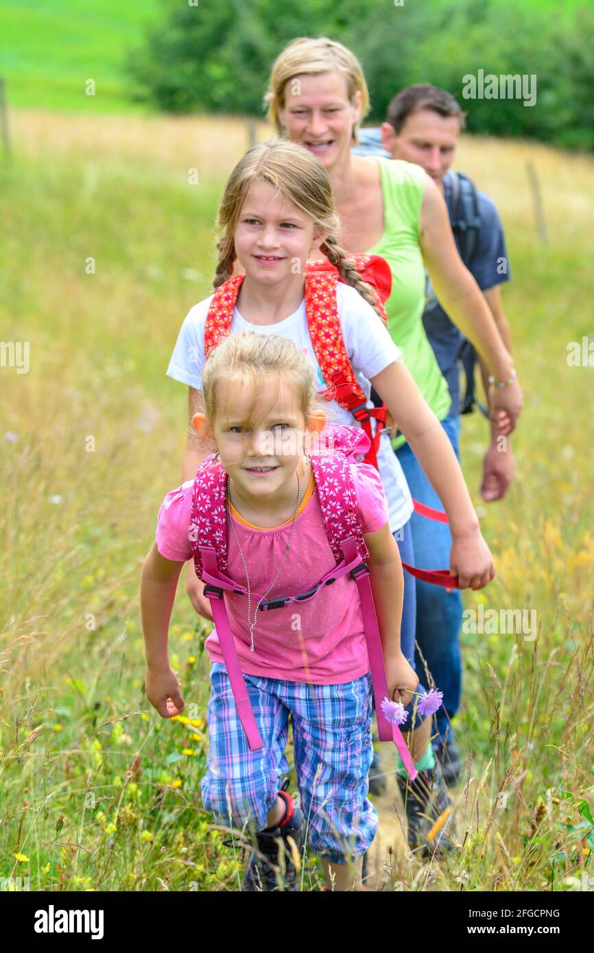 Junge Familie eine Wanderung in der Natur des Alpenvorlandes in der Nähe von Sulzberg in Westösterreich Stockfoto