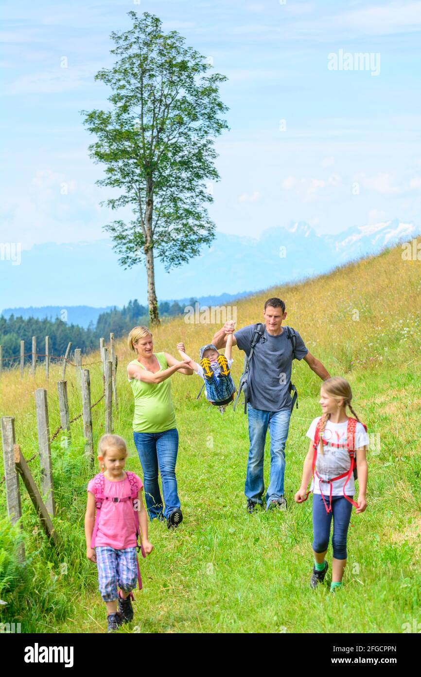 Junge Familie eine Wanderung in der Natur des Alpenvorlandes in der Nähe von Sulzberg in Westösterreich Stockfoto