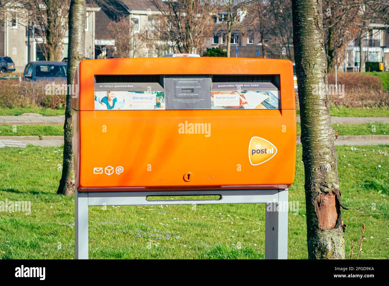 Orangefarbene öffentliche Mailbox Stockfoto