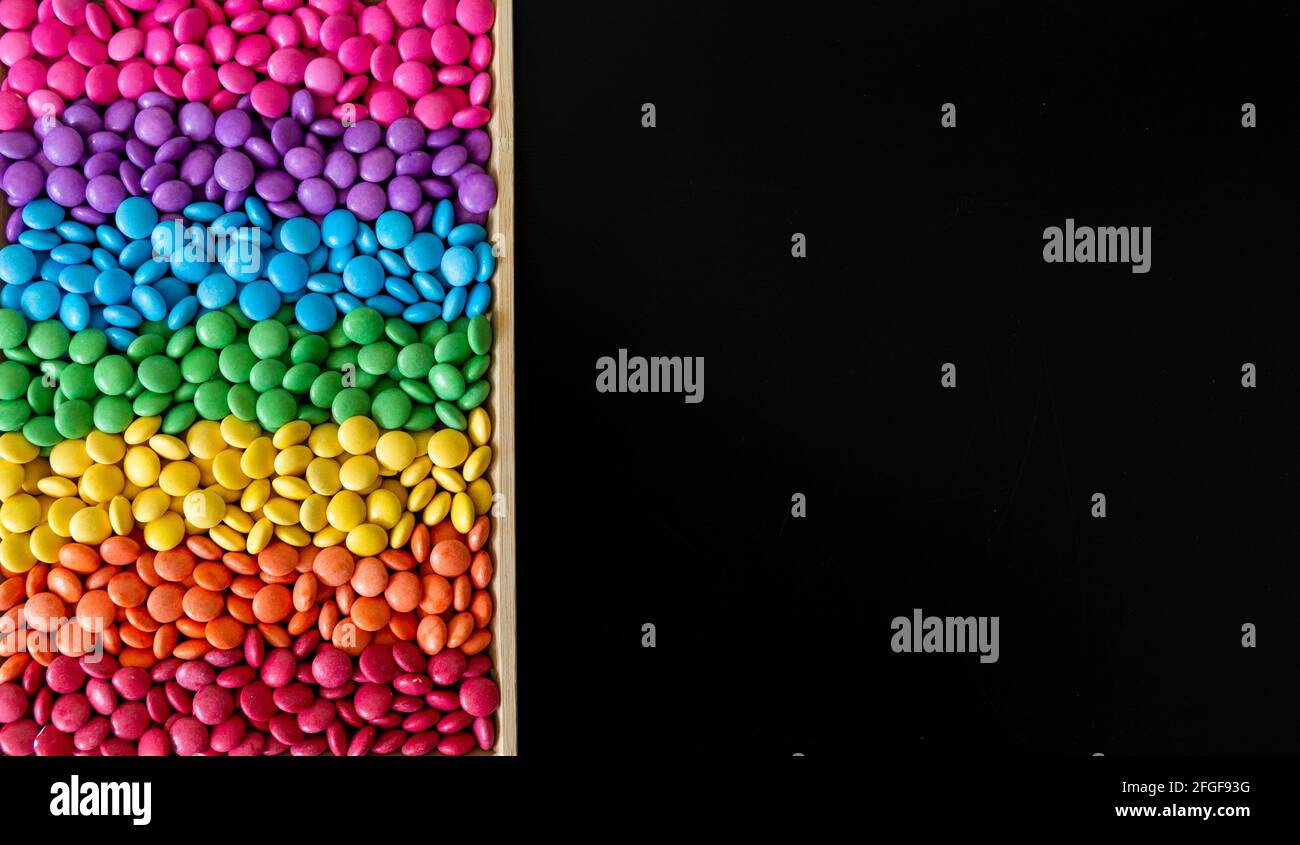 Lebhaft süßer Regenbogen aus bunten runden Bonbons Stockfoto