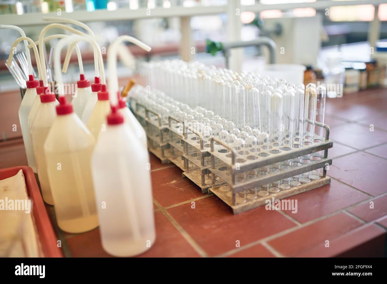 Laborgeräte in einer sterilen Laborumgebung ordentlich gestapelt. Chemie, Labor, Apparate Stockfoto