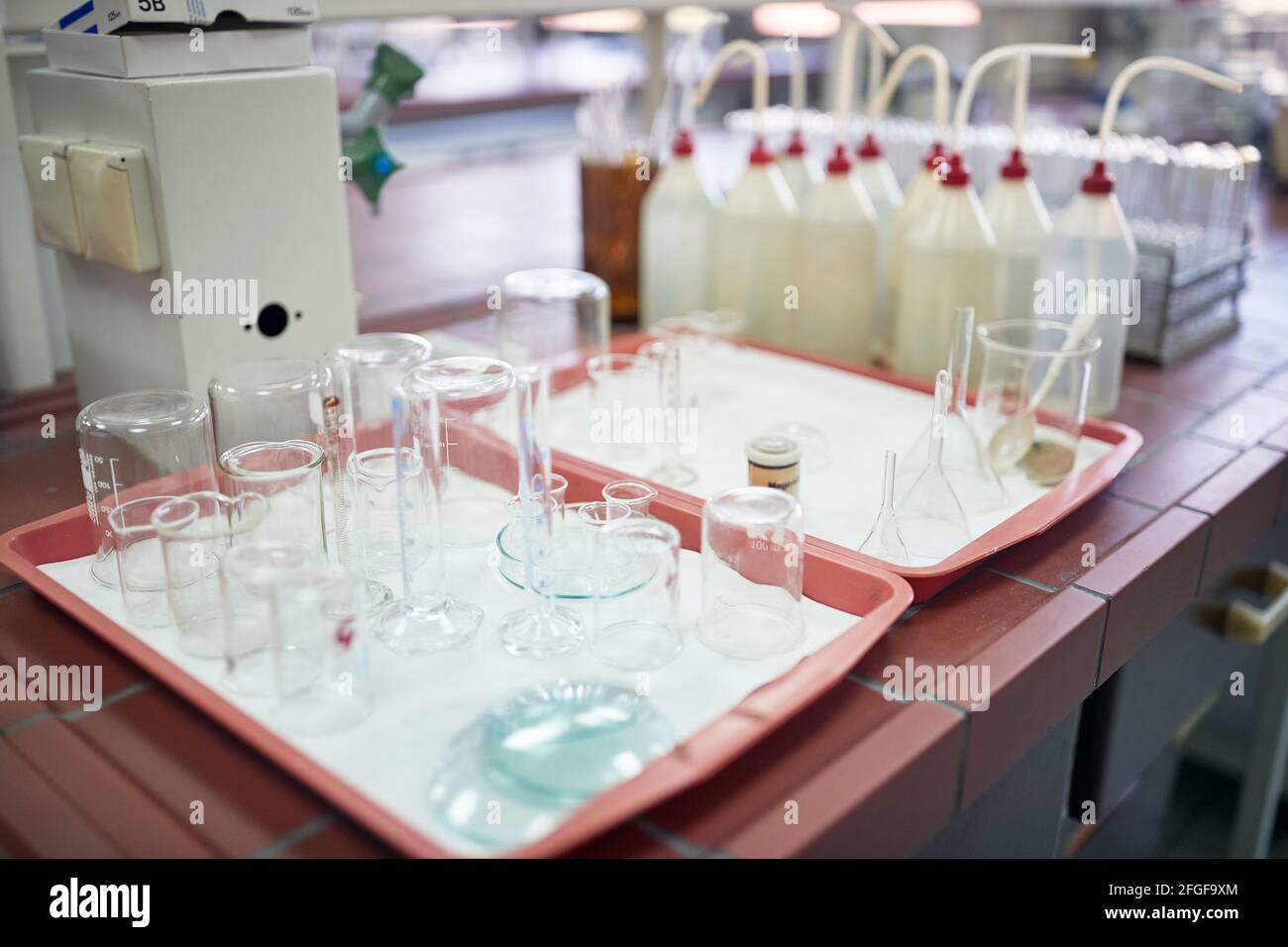 Laborgeräte in einer sterilen Laborumgebung. Chemie, Labor, Apparate Stockfoto