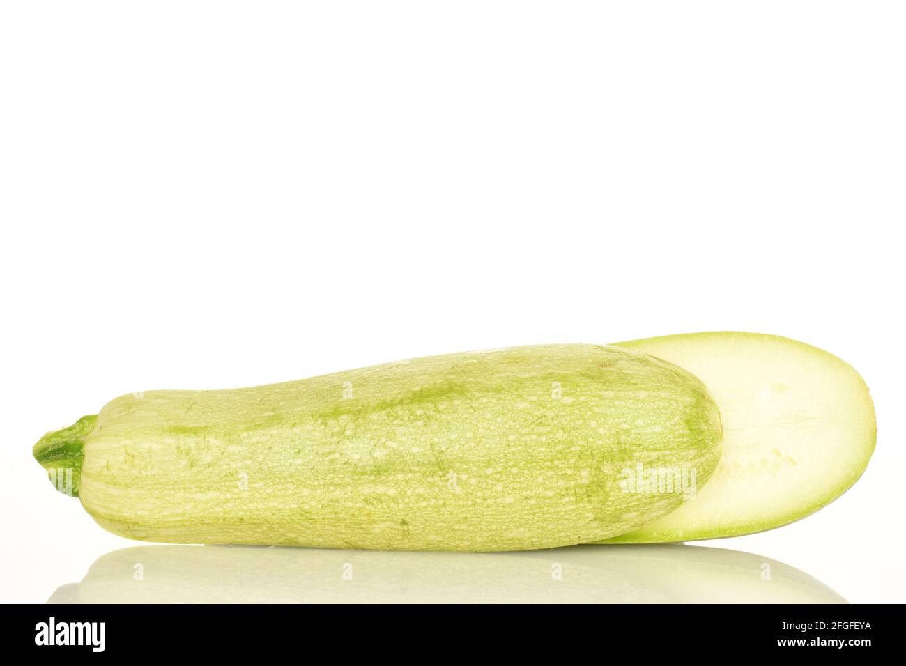 Zwei Hälften organischer Zucchini, Nahaufnahme, auf weißem Hintergrund. Stockfoto