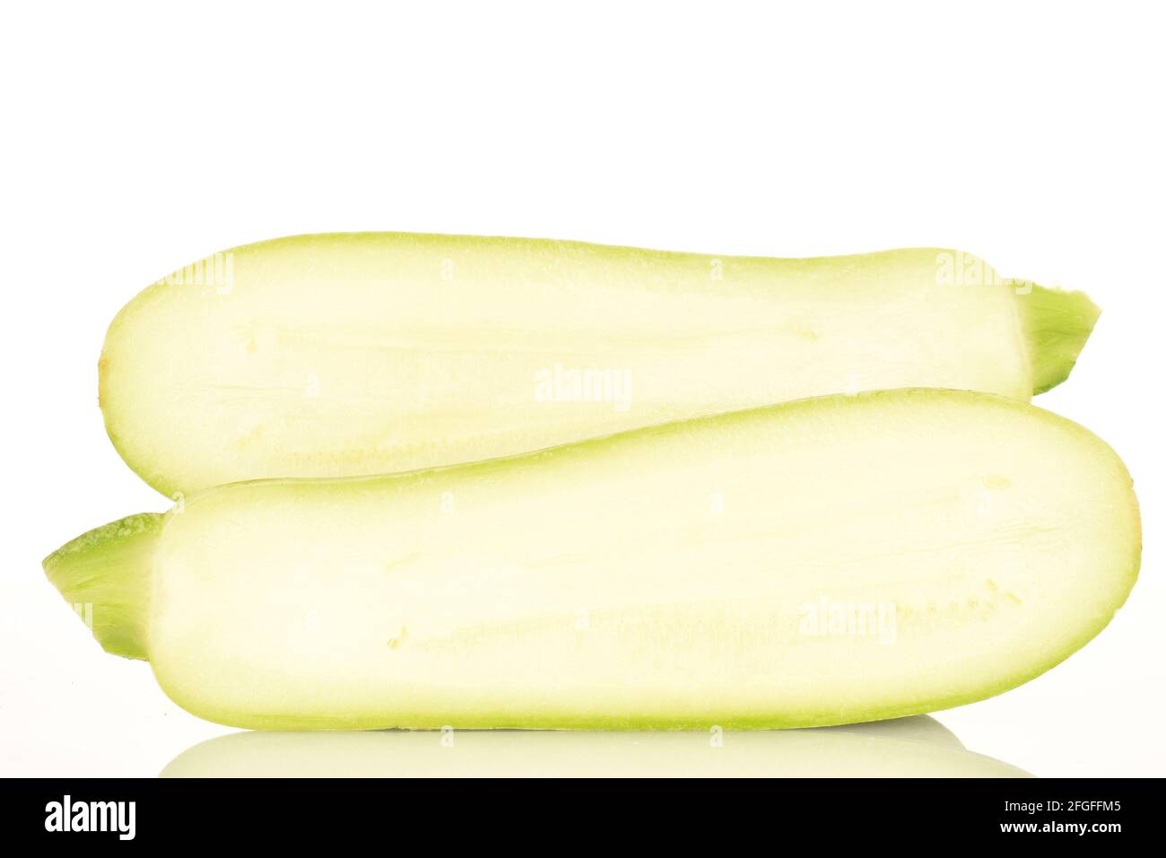 Zwei Hälften organischer Zucchini, Nahaufnahme, auf weißem Hintergrund. Stockfoto