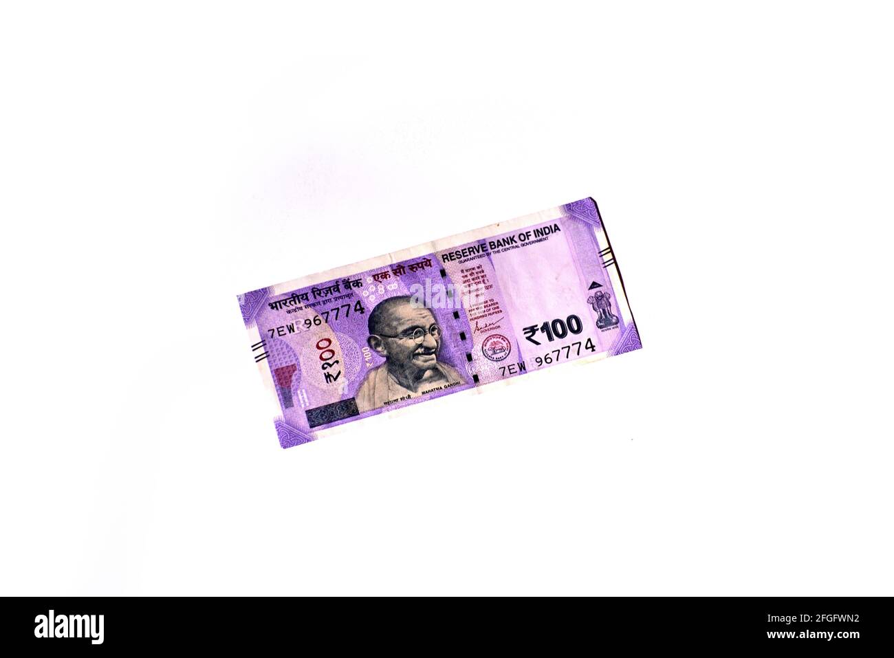 Indische Papierwährungsrupien auf isoliertem weißem Hintergrund Stockfoto