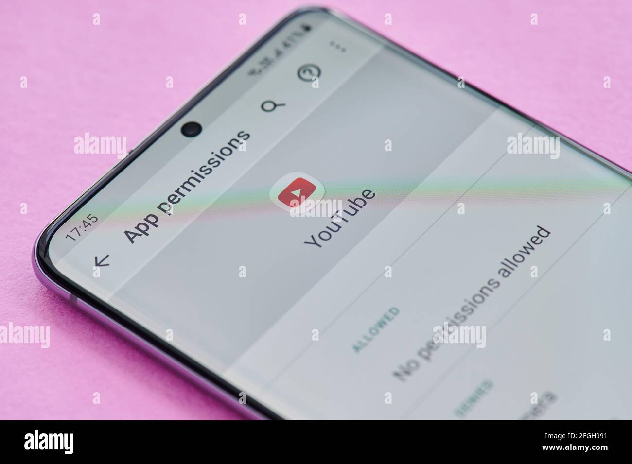 New york, USA - 23. April 2021: Ändern der Berechtigungseinstellung der youtube-App auf dem Smartphone-Bildschirm Makro-Nahaufnahme Stockfoto