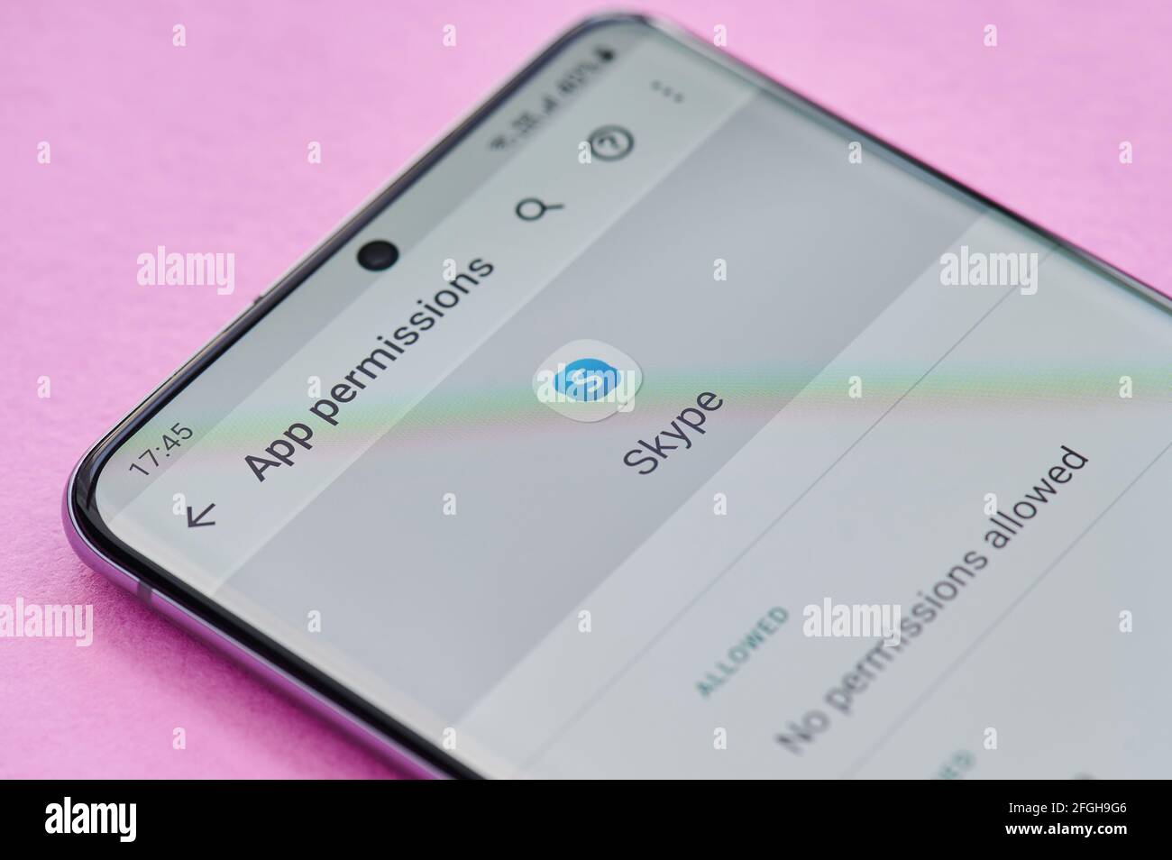New york, USA - 23. April 2021: Ändern der Berechtigungseinstellung der skype-App auf dem Smartphone-Bildschirm Makro-Nahaufnahme Stockfoto