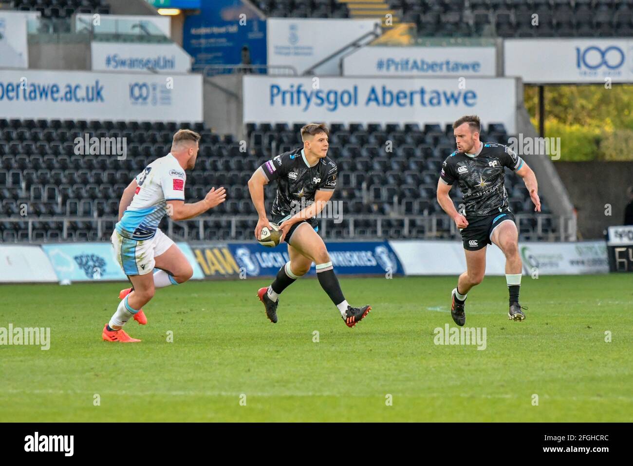 Swansea, Großbritannien. April 2021. Reuben Morgan-Williams von Ospreys in Aktion beim Guinness PRO14 Rainbow Cup-Spiel zwischen Ospreys und Cardiff Blues am 24. April 2021 im Liberty Stadium in Swansea, Wales, Großbritannien. Sportstadien in ganz Großbritannien unterliegen aufgrund der Coronavirus-Pandemie weiterhin strengen Beschränkungen, da staatliche Gesetze zur sozialen Distanzierung Fans innerhalb von Veranstaltungsorten verbieten, was dazu führt, dass Spiele hinter verschlossenen Türen gespielt werden. Quelle: Duncan Thomas/Majestic Media/Alamy Live News. Stockfoto