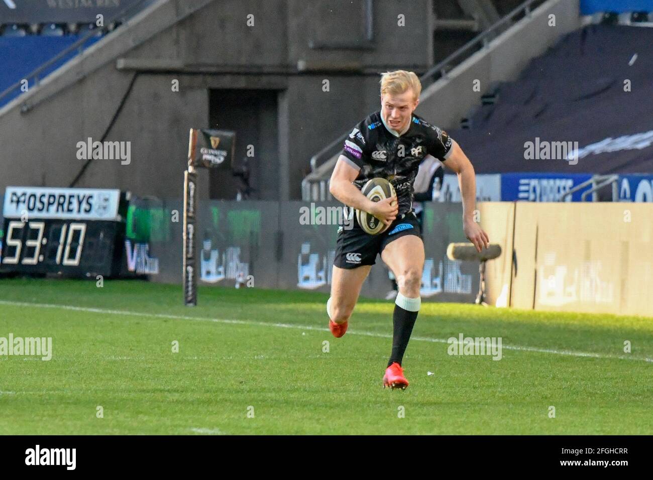 Swansea, Großbritannien. April 2021. Mat Protheroe von Ospreys läuft mit dem Ball während des Guinness PRO14 Rainbow Cup-Spiels zwischen Ospreys und Cardiff Blues am 24. April 2021 im Liberty Stadium in Swansea, Wales, Großbritannien. Sportstadien in ganz Großbritannien unterliegen aufgrund der Coronavirus-Pandemie weiterhin strengen Beschränkungen, da staatliche Gesetze zur sozialen Distanzierung Fans innerhalb von Veranstaltungsorten verbieten, was dazu führt, dass Spiele hinter verschlossenen Türen gespielt werden. Quelle: Duncan Thomas/Majestic Media/Alamy Live News. Stockfoto