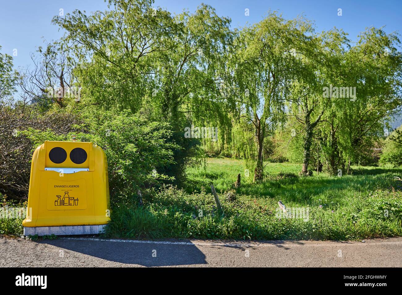 Gelbe Mülltonne für das Recycling von Kunststoff im ländlichen Raum Stockfoto