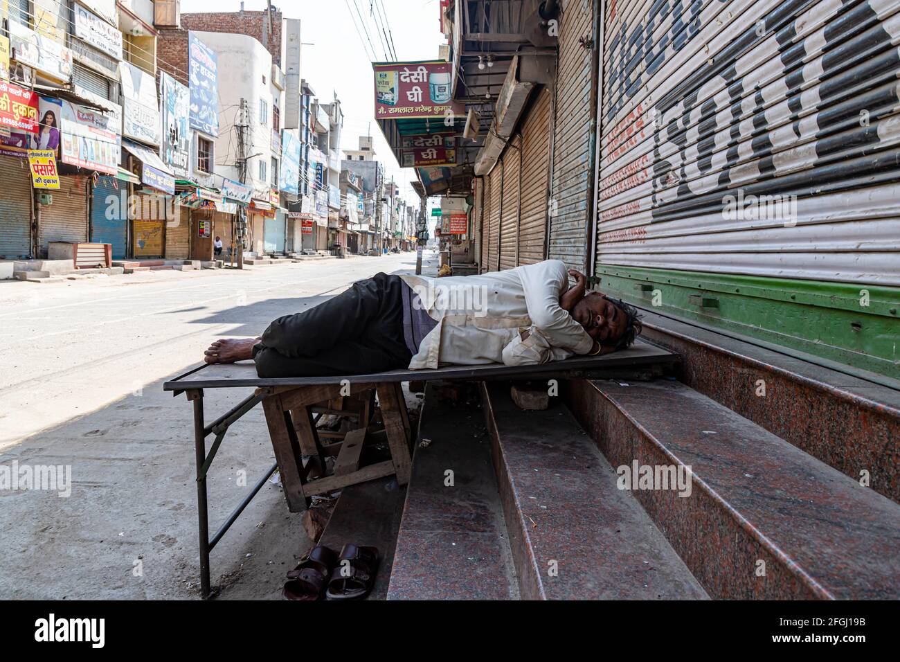 Ein nicht identifizierter Mann, der während der Sperre in indien auf der Straße schläft. Stockfoto