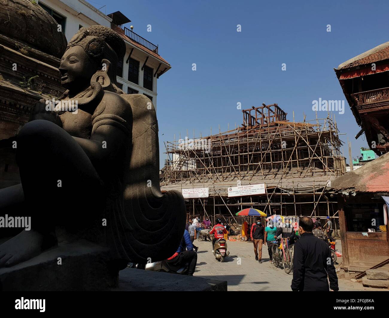 Kathmandu, Bagmati, Nepal. April 2021. Menschen besuchen die Wiederaufbaustelle des Kastamandap-Tempels, der aufgrund des massiven Erdbebens 2015 in Kathmandu, Nepal, am 25. April 2021 vollständig zerstört wurde. Nepal feierte am Sonntag den sechsten Jahrestag eines verheerenden Erdbebens, bei dem fast 9,000 Menschen ums Leben kamen und Millionen obdachlos wurden.Quelle: Sunil Sharma/ZUMA Wire/Alamy Live News Stockfoto