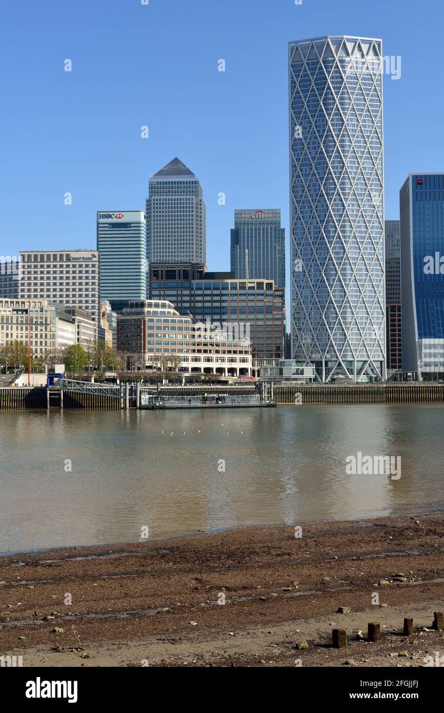 Gezeitenstrand, Themse, Canary Wharf Pier, Docklands, East London, Vereinigtes Königreich Stockfoto