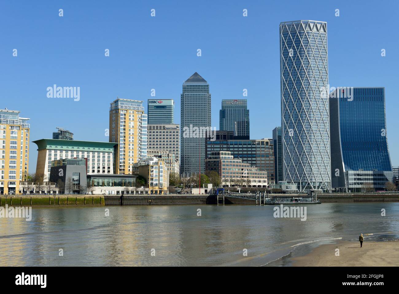 Mann, der am Gezeitenstrand, Canary Wharf Estate, Docklands, Themse, East London, Vereinigtes Königreich Stockfoto