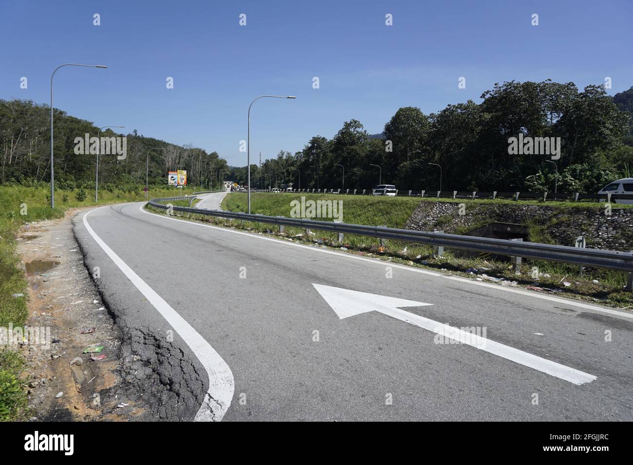 Pfeil auf der Straße zeigt nach vorne Stockfoto
