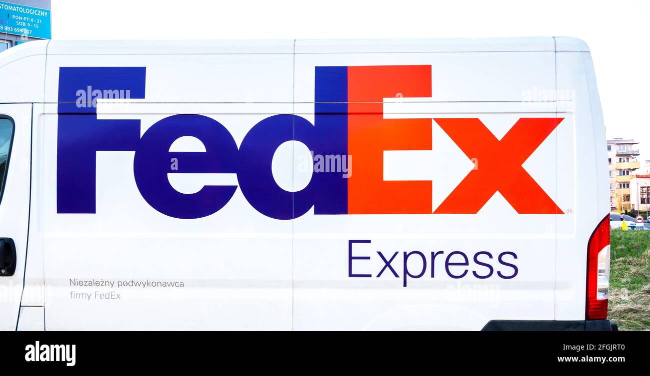 FedEx Express Firmenlogo auf einem Lieferwagen, Seitenansicht, Nahaufnahme, niemand. FedEx LKW Markensymbol, Paket-Lieferwagen, Fedex Paket liefern Serv Stockfoto