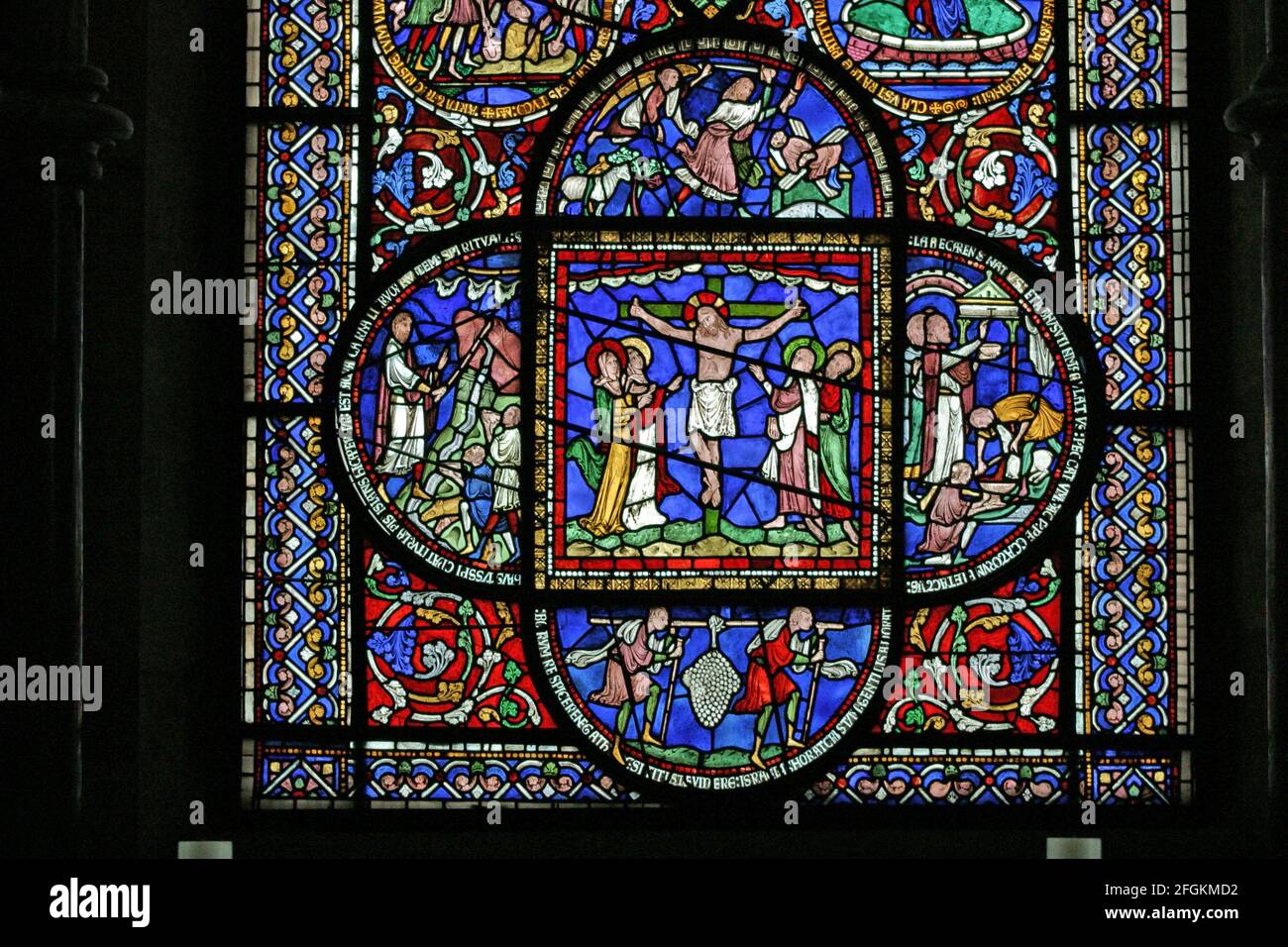 Um 1200 Buntglasfenster, das die Kreuzigung Christi darstellt, Corona Chapel, Canterbury Cathedral, Kent, England Stockfoto