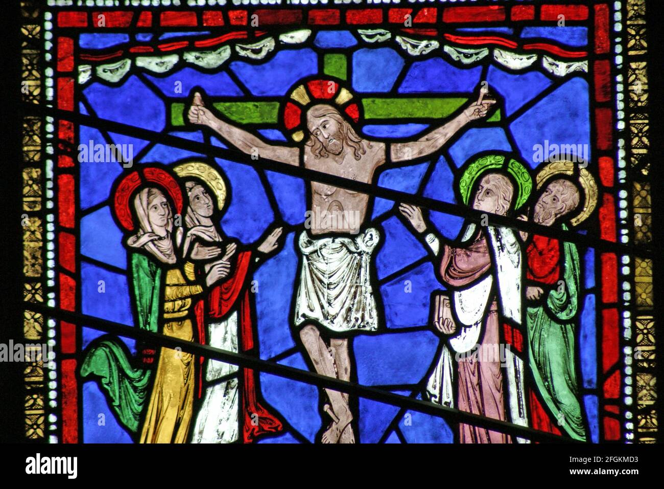 Um 1200 Buntglasfenster, das die Kreuzigung Christi darstellt, Corona Chapel, Canterbury Cathedral, Kent, England Stockfoto