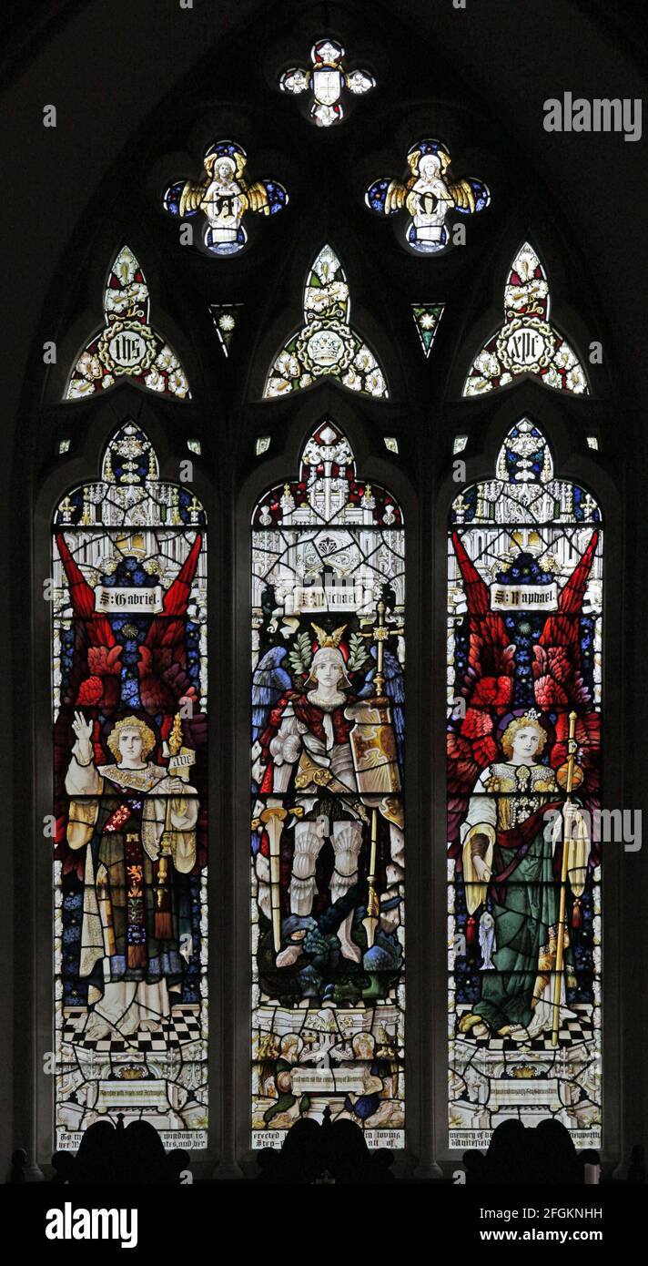 Buntglasfenster von Percy Bacon Brothers mit den Erzengeln Gabriel, Michael & Raphael, St. Michael & All Angels Church, Marwood, Devon Stockfoto