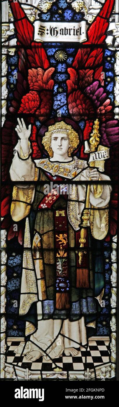 Buntglasfenster von Percy Bacon Brothers mit Darstellung des Erzengels Gabriel, der St. Michael & All Angels Church, Marwood, Devon Stockfoto