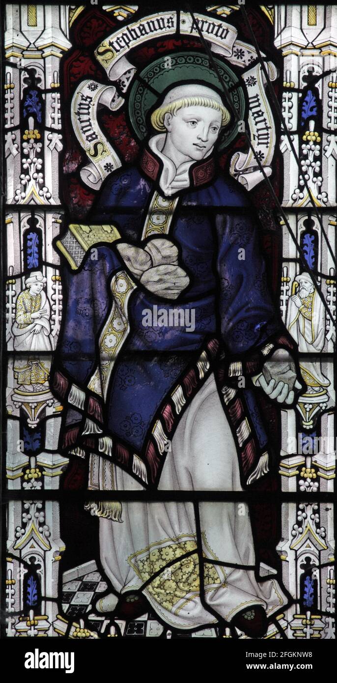 Ein Buntglasfenster, das St. Stephen, St. Andrew's Church, Letheringsett, Norfolk, England darstellt. Dem Künstler Herbert Bryans zugeschrieben Stockfoto