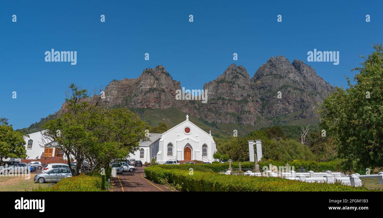 Panorama der Gemeindekirche in Pniel, mit Hintergrund Berg Western Cape Province, Südafrika Stockfoto