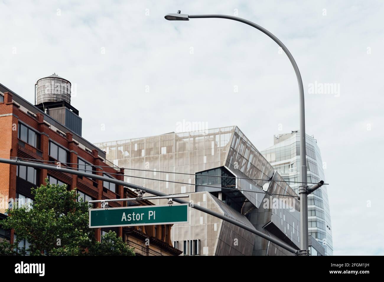 New York City, USA - 20. Juni 2018: Stadtbild von Manhattan am Astor Place mit dem Cooper Square Gebäude von Thom Mayne im Hintergrund Stockfoto