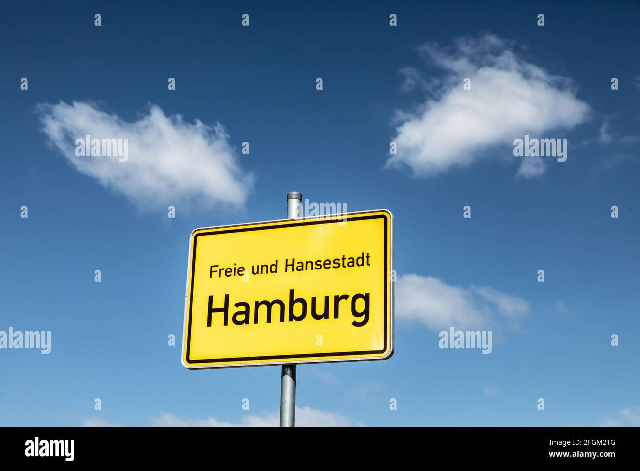 Ortsname Zeichen von Hamburg mit Kumuluswolken Stockfoto